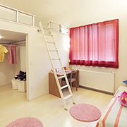 子ども部屋は、整理整頓・掃除などの自己管理を学ぶ大切な空間。専用の収納を設けることで片付けの習慣も身に付き、自立を育みます。