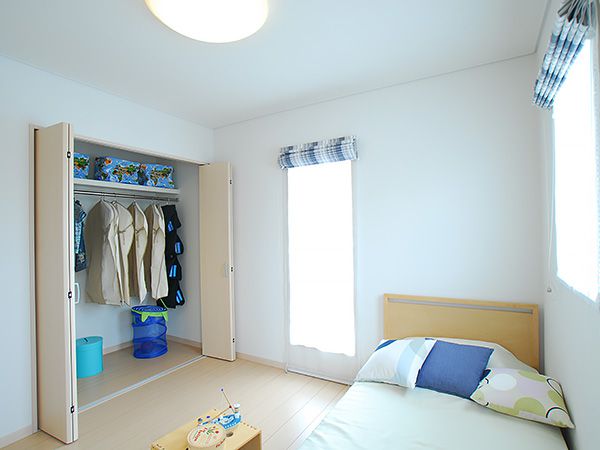 メインカラーをブルーに統一した5.4帖の子供室。大きなクローゼットを活用し、お部屋の中をすっきり保ことができます。