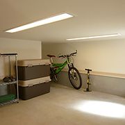お子さん大事な自転車など、家の中にしまいにくい泥や土のついたものもしっかりしまえる収納スペース。
