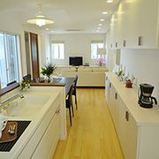 家族の交流が生まれる「ダイニング」を住まいの中心にする〝DKリビング発想〟で家族のコミュニケーションを育みます。