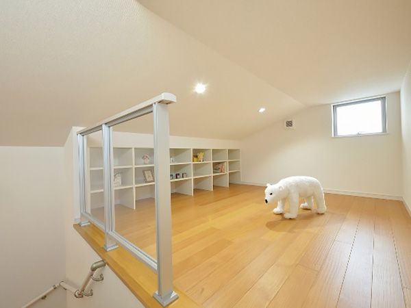 外部収納とあわせて抜群の収納力を発揮する小屋裏スペース。季節ものや使用頻度の低いものの収納に便利な空間です。