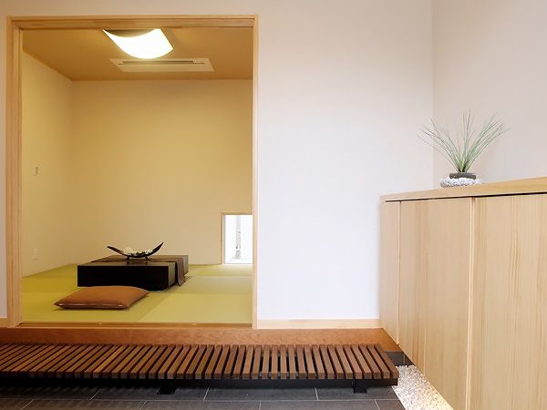 玄関と和室をつなぐスペースは、少し腰かけての会話のときにとても便利です。