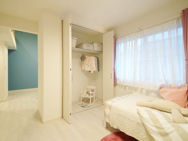 子供が小さい間は2つの子供部屋を繋げて、兄弟が一緒に成長出来る様に。将来は1人1人の部屋に。家族の成長と共に間取りも変化させて。