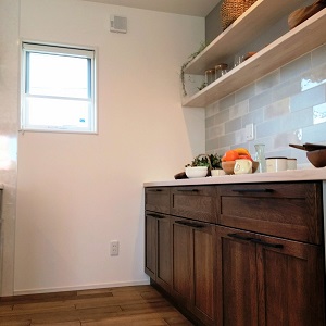 キッチン収納と色・素材を変えることで、動きのあるデザインになりました。