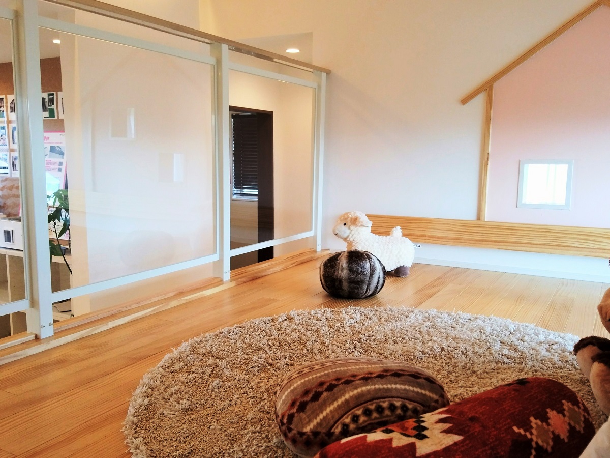 2階ホールからスキップフロアにつづいています。勾配屋根を最大限活かした開放的な空間です。