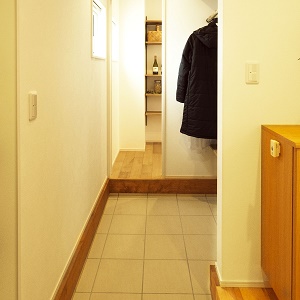 玄関からキッチンへと直接つながる動線は、使いやすさと収納量で毎日の家事負担を軽減します。