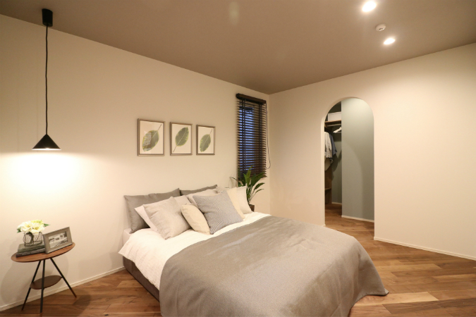 広いバルコニーに面した主寝室はホテルライクにゆったり過ごせる安らぎの空間です。