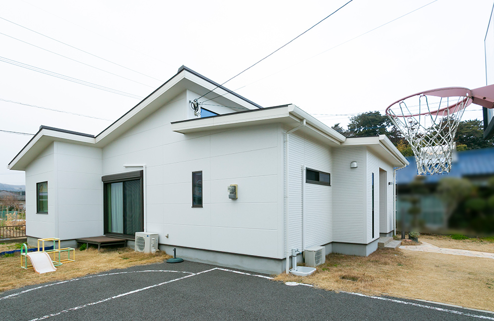 室内から見えるバスケットコート