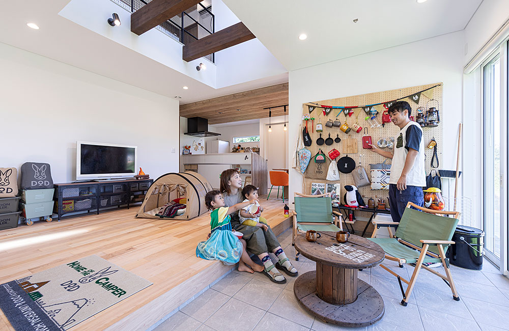 玄関から広がるアトリエと開放的なLDK