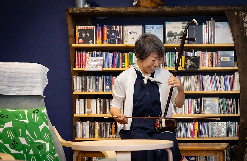二胡を弾く奥様