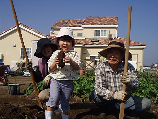 じいじ、ばあばの家庭菜園も充実しております。収穫の時は、お孫さん達がお手伝いをします。