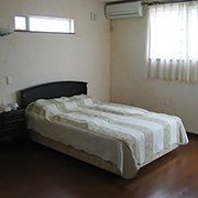 寝室の壁は、漆喰。調湿作用もあり、爽快さが売り。上部の小窓からは、やさしい光が入り、朝の目覚めをお手伝いします。