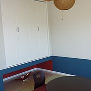 クロスの色と家具で、ハワイと日本の融合させた和室に仕上げました。