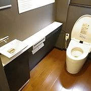 人感センサーで、なんと自動で便座が開きます！ですが、ここまでは最近よく見かけるようになったタンクレストイレです。 今回はなんと洗浄リモコンも自動で開きます！