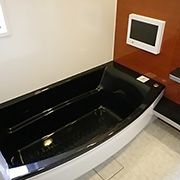 お風呂にはＴＶや、外にある配線にiPodなどのプレーヤーを繋ぐとお風呂の中で聞けるという代物が付いています！！その為お風呂の天井にはスピーカーも付いています。高級感抜群です☆