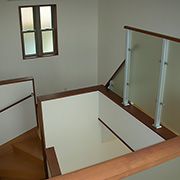 一見普通のリビング吹抜けと思いきや、リビング階段の途中にスキップフロアを採用しております。リビングからの視覚を遮る為、壁も高くしており、ちょっとしたプライベート空間です。様々な用途ができる空間です。 