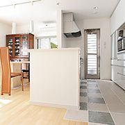 キッチンは魅力的な価格のうえに標準仕様での設備が多いので、予算内で理想のキッチンが実現できました。床材にはタイルを利用し、お掃除も楽しくできます。