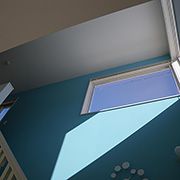 階段は開放感のあるオープン手摺になっており、吹き抜けの窓から繋がるブルーの壁は、いつも爽やかな気持ちにさせてくれます。 