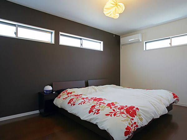 寝室の壁は濃淡色を織り交ぜ高級感を演出。大きな窓は設けず、空間デザインにこだわりました。