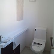 １階、２階共にトイレには消臭、除湿効果があるエコカラットを採用。デザイン性も高くお洒落な空間になりました。 