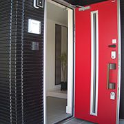 全体的にシンプルに仕上げる中で、玄関ドアは差し色の赤を入れてエッジをきかせています。 