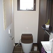 トイレのフタまでブラウンにし統一感を優先しました。壁に張ったエコカラットもいいアクセントになってます。また、脱臭効果もあるので嬉しいですね。 