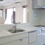 明るいオフホワイト色で統一されたキッチン。家全体の印象にピッタリなやさしい印象を与えてくれます。