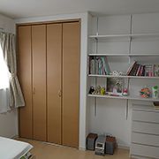 お子様の部屋はスッキリ見せたい隠す収納スペースと、本棚や趣味の小物がディスプレイできるおしゃれで使いやすいオープンな収納を造りました。