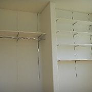 ご主人様の書斎には、扉のある収納よりも、動線に無駄が無く整理できにようにオープンな収納を造りました。