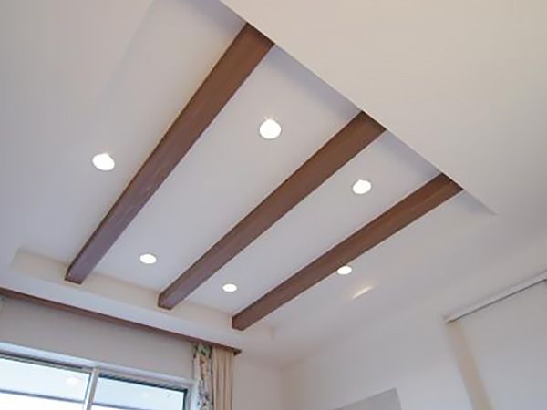 ３本の化粧梁が天井のアクセントとしておしゃれな空間を引き立たせます。
LEDのダウンライトは調光器付きです。