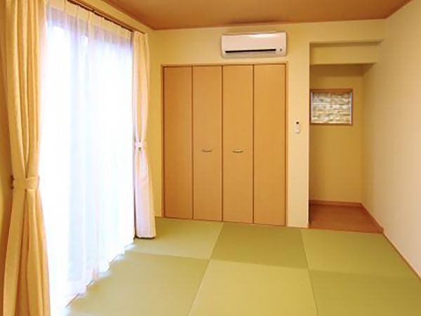 和室の畳は、健康的でお手入れのしやすい和紙畳を採用しました。