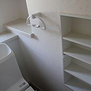 階段下のスペースを有効利用して収納を二箇所作りました。トイレットペーパーを沢山収納できる棚や、奥には買い置きを置けるスペースを作ってもらいました。