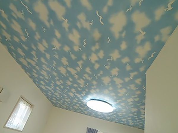 天井一面に青空が広がっています。ブラックライトをつけると、星空に変わります。ワクワクするよな、お子様のお部屋です。