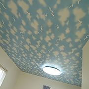 天井一面に青空が広がっています。ブラックライトをつけると、星空に変わります。ワクワクするよな、お子様のお部屋です。