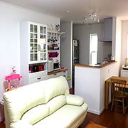 ご家族の集まるリビングルーム。白を基調としたセンスの良い家具たちが、お部屋全体を明るい雰囲気をつくります。