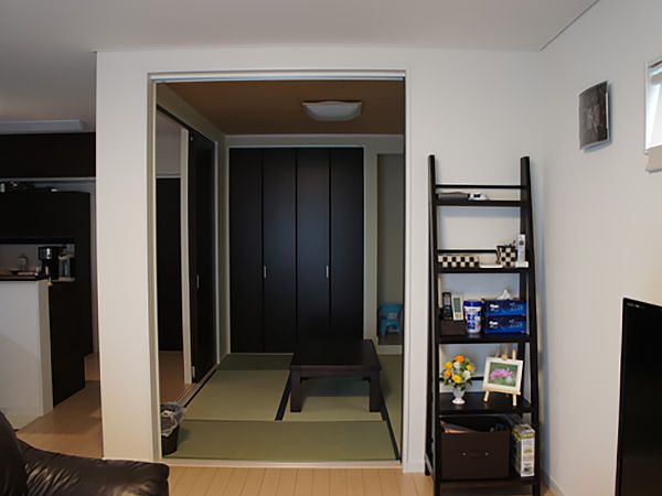 続き間として設置している和室は、普段は仕切り戸を開けることで、LDK全体に広がりを生み出します。