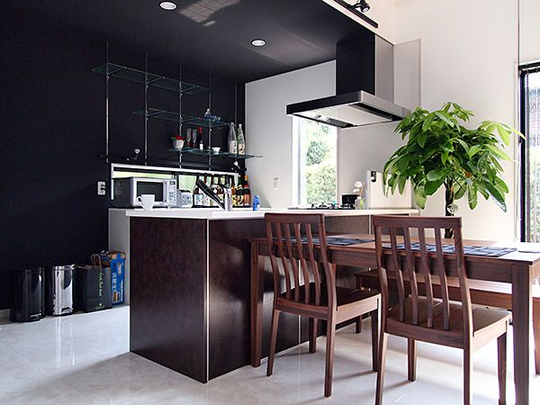 黒・白・ブラウンの落ち着いた配色で高級感のあるオープンキッチンです。