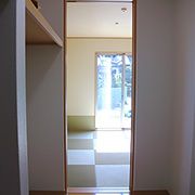和室の隣には、和室とキッチンから両方入れる大きな納戸があります。収納力UPはもちろんのこと、動線も便利です。