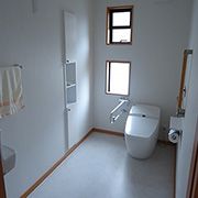 車椅子対応のトイレはゆっくり回転できる幅に。使い勝手を考え手洗い器の位置を考えました。