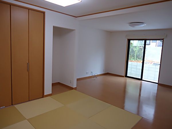 和室との仕切りをなくし広い空間にしました。奥様がご用意された黄色の琉球畳は珍しく、品がありとてもセンスを感じられます。