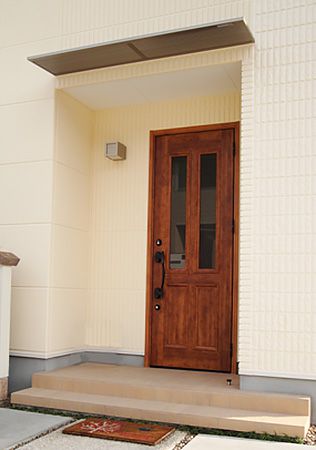 玄関に取り付けた庇は、雨水を防ぎますが採光は確保してくれます。