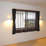 寝室は黒のカーテンでシャープな印象にしています。