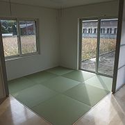 リビングの一角にある琉球畳の和室は、リビングを広く見せます。