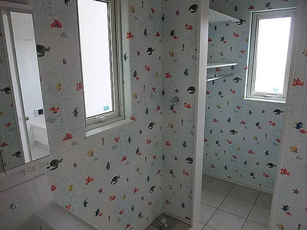 洗面所は水にちなんで海をイメージした壁紙に。
