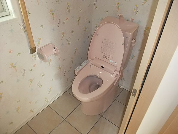 トイレも、キッチンに合わせてピンク色で可愛らしく。