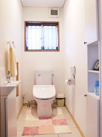 トイレには手洗い器を設け､便器周りをスッキリ｡壁に埋め込んだユニット棚で収納力もアップ。 