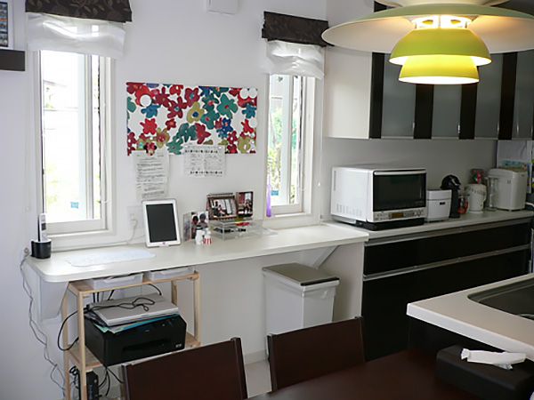 白を基調とした壁と床。キッチンはダーク色を採用して、シンプルモダン調のメリハリの効いた内観