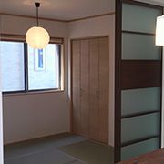 和室がLDKと隣接しているので、モダンな建具を採用し、洋風な和室に仕上げました。 