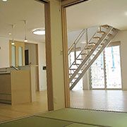 ＬＤＫ+和室が一続きになってとても広い空間になります。 押入れ、神棚、床の間も完備。