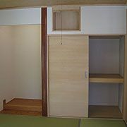 LDKと隣接する4畳半の和室には、押入れ、神棚、床の間もあります。